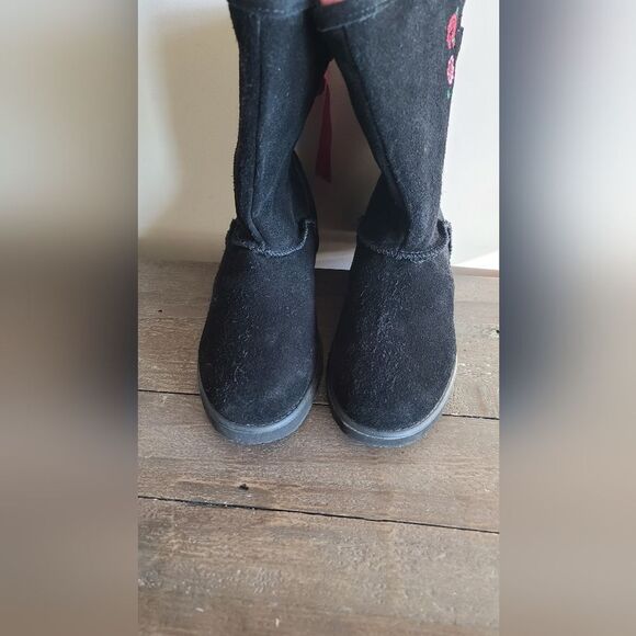 Bearpaw Carly black suede boots with embroidered flowers and satin ribbon detail - Picture 2 of 9